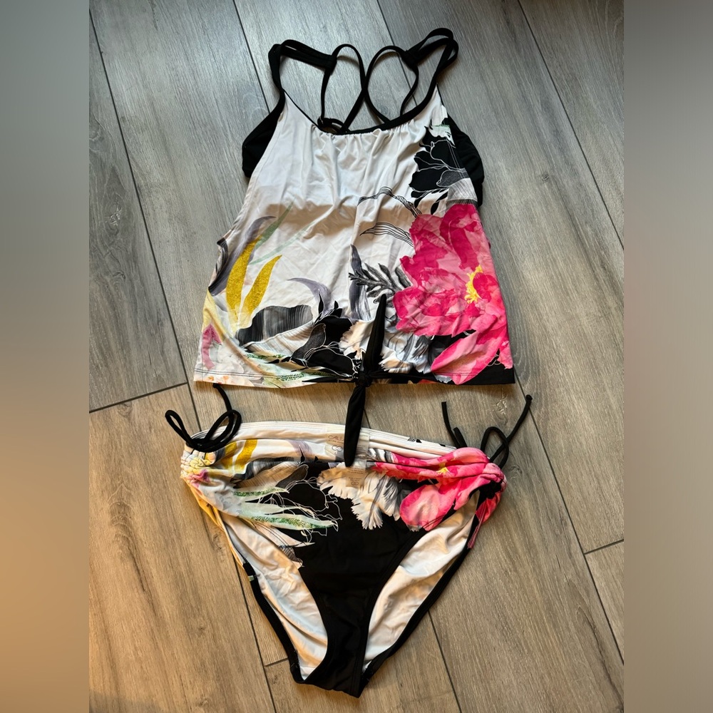 Calia (Carrie Underwood) tankini set